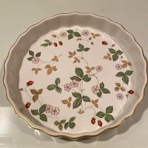Wedgewood wild strawberry pattern oven to table dish excel cond Considering age